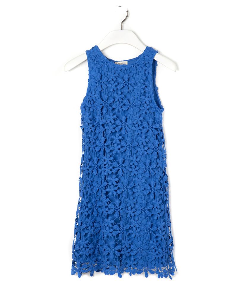 <p>Este azul sienta genial, y con las flores en 3D es un vestido ideal.<strong> Es de&nbsp;Pull&amp;Bear.</strong></p>