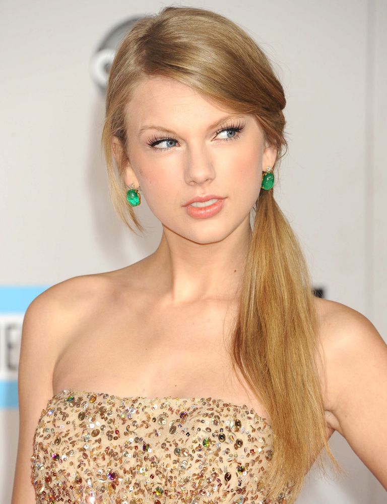<p>Una coleta baja ladeada como la de <strong>Taylor Swift</strong> es una buena opción con el pelo liso. Si la acompañas de unos pendientes llamativos, puede ser una opción estupenda para una fiesta.</p>
