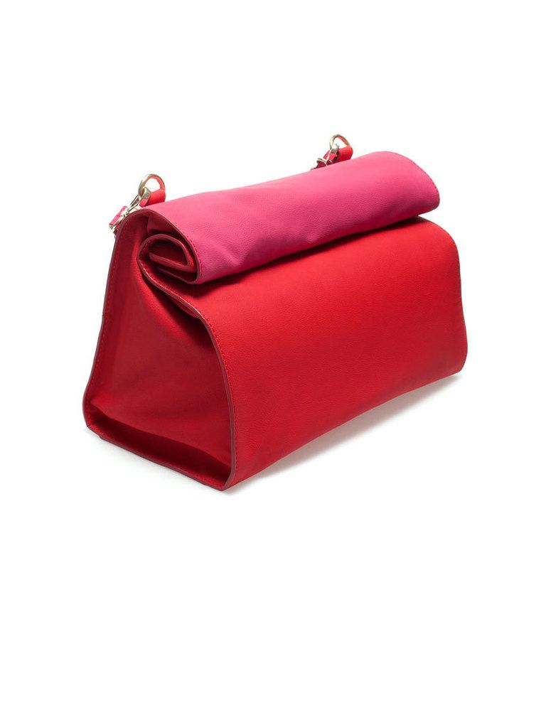 <p>Bolso bandolera que se puede llevar de mano con forma de bolsa de papel, de<strong> Zara (19,95 €)</strong></p>