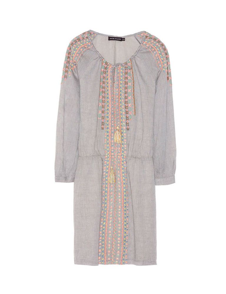 <p>Vestido con borlitas y bordado multicolor, de <strong>Antik Batik</strong> (115 €).</p>