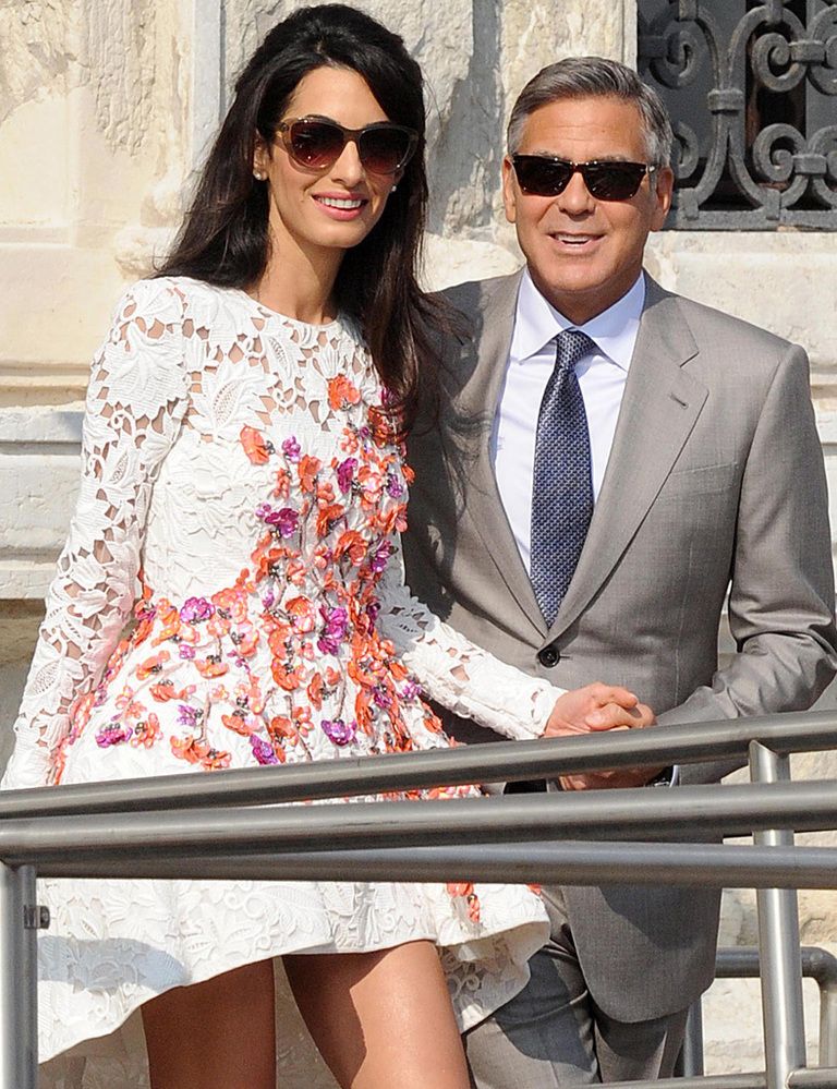 <p>George Clooney y su ya mujer Amal Alamuddin se han dejado ver así de sonrientes el día después de su boda.&nbsp;</p>