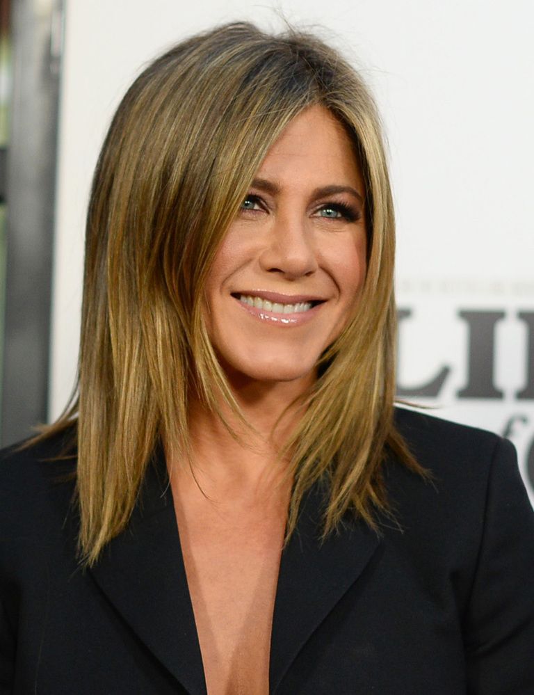 <p>Además de su trabajo en el cine, la actriz <strong>Jennifer Aniston </strong>también es copropietaria de una firma capilar. Se llama <strong>Living Proof </strong>y propone un nuevo enfoque en el cuidado del cabello: sus productos se basan en tecnologías procedentes del MIT (Instituto Tecnológico de Massachusetts) y ponen la ciencia al servicio de la melena de las usuarias. En España puede adquirirse en peluquerías.</p>