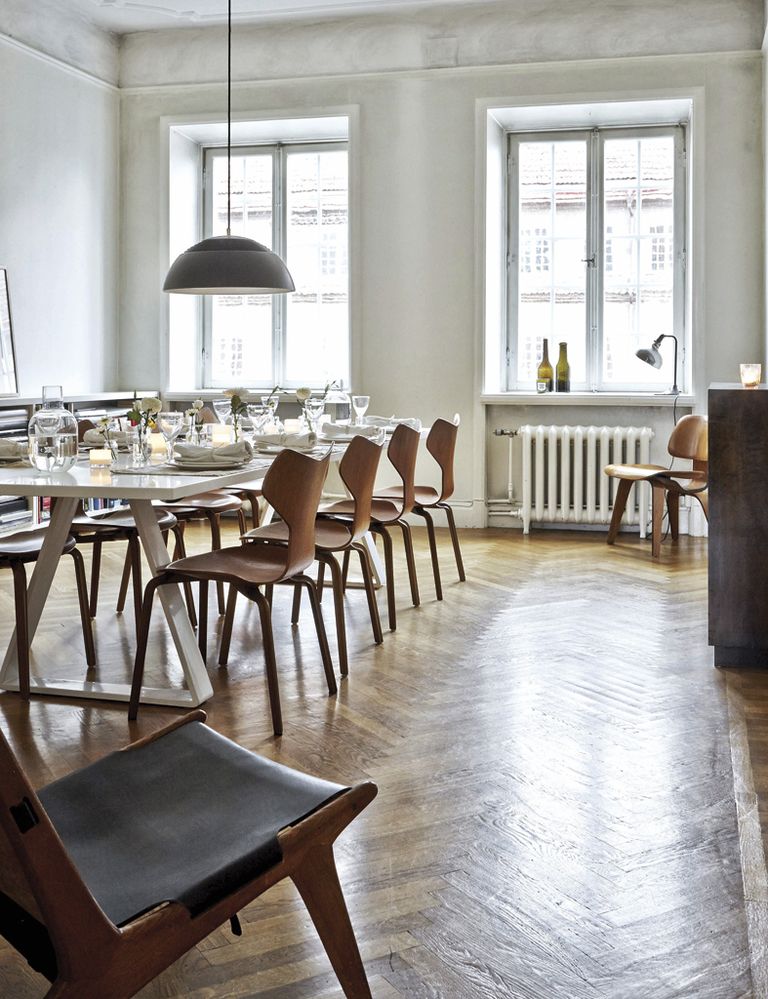 <p>De primero, una mesa de Thomas  Eriksson by Asplund; de segundo, las sillas <i>Grand Prix,</i> de Jacobsen by Fritz Hansen, y de postre, la lámpara  <i>AJ Royal,</i> de Louis Poulsen.</p>