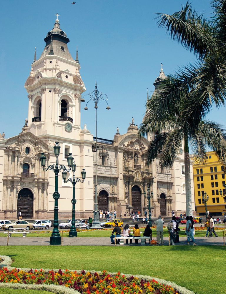 <p>El centro histórico limeño es Patrimonio de la Humanidad por la Unesco desde 1991. La conocida como <a href="http://www.enlima.com" target="_blank">Ciudad de Reyes</a> ha atesorado un bonito patrimonio arquitectónico, que se inició durante el control hispano en el llamado Virrenaito del Perú.En la actualidad, estas joyas se observan en palacetes y casonas del casco viejo, también en las iglesias y conventos, que lucen estilos diferentes entre el mudéjar el renacentista o el rococó, y donde cabe destacar la parroquia de San Francisco o La Merced, así como la catedral (en la imagen).Prepara tu ruta para observar los magníficos esquineros limeños y balconadas de madera con celosías para observar sin ser vistos. Los más relevantes se encuentran en las casas del Oidor y Pilatos, así como en los palacios de Osambela, Torre Table y Arzobispal.&nbsp;Te emplazamos a conocerlo con una ruta cicloturista de 4 horas de duración (45 euros con almuerzo).</p><p><strong>• Lugar: Plaza de Armas.</strong></p>