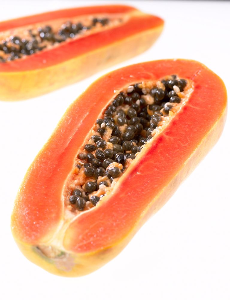 <p>&nbsp;</p><p>Riolobos, también experta en Medicina China, señala que <strong>“esta fruta es un potente atiaging gracias a su alto contenido en vitamina C</strong> (precursora de colágeno) y en betacarotenos, que protegen la piel del sol”. Psst. Una papaya mediana contiene uno 190 mg de vitamina C, cantidad que dobla la dosis diaria recomendada.</p><p>&nbsp;</p>