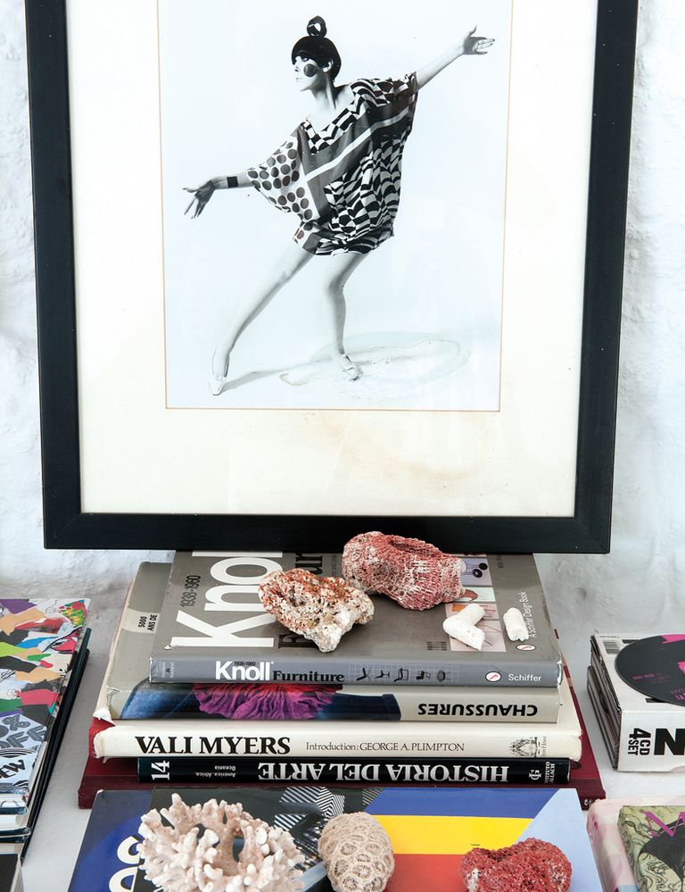 <p>Varios libros de arte y diseño sirven de soporte  a una fotografía de la modelo Peggy Moffitt, vestida por Rudi Gernreich. La obra es de William Claxton y fue un regalo de boda.</p>