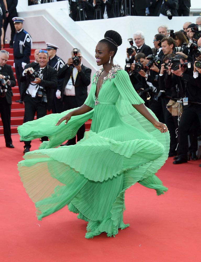 <p>En el Festival de Cannes 2015 nos dejó realmente atónitos con un vestido verde claro tableado con muchísimo vuelo con falda de varias capas, escote de pico hasta la cintura y apliques joya en los hombros y cuellos. Espectacular como siempre con un modelo de <strong>Gucci</strong> y&nbsp;joyas de<strong> Chopard.</strong></p>