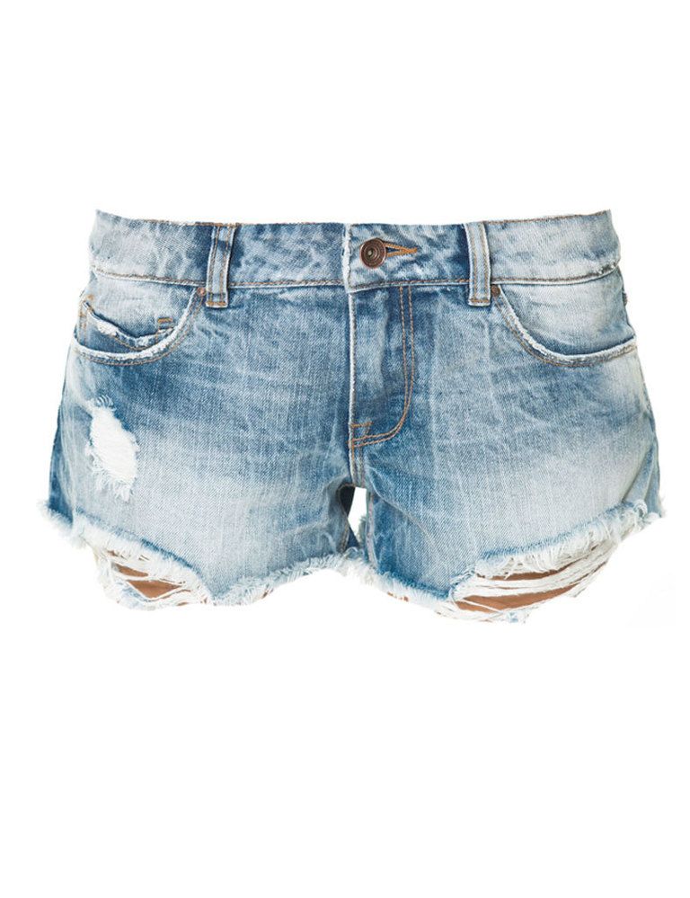 <p>Shorts desgastados con hilos en la parte inferior, de <strong>Zara</strong> (19,95 €).</p>