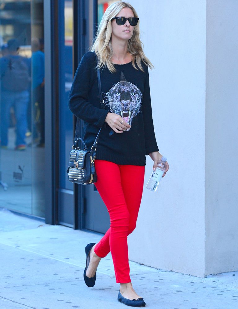 <p>Nicky Hilton es la celebrity a la que más veces hemos visto con este 'must have'. De 10 este look casual con pantalones rojos, jersey negro con el dibujo de una pantera, bailarinas y bolso con tachuelas.&nbsp;</p>