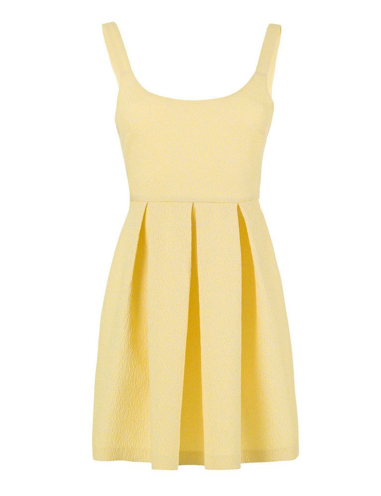 <p>Vestido 'lady' en tono amarillo de tirantes, perfecto para llevar este verano con cuñas. De <strong>Zara</strong>.</p>