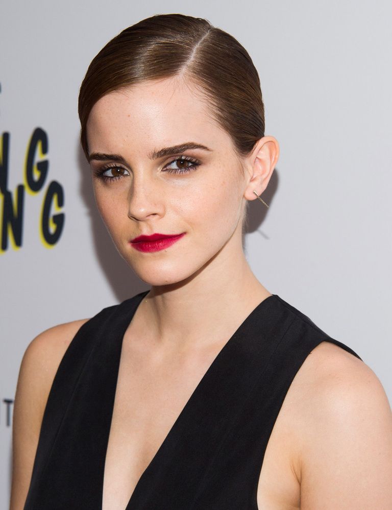 <p>Aunque ya está dejando crecer su melena, la actriz <strong>Emma Watson</strong> ha sido toda una inspiración con sus peinados. Nos encanta este look pulido con la raya a un lado. </p>
