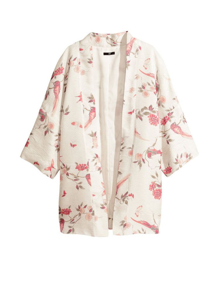 <p>Queremos todos los kimonos de <strong>H&amp;M</strong>, y seguro que van a volar de las perchas, <strong>Cuesta 39,95 €.</strong></p>