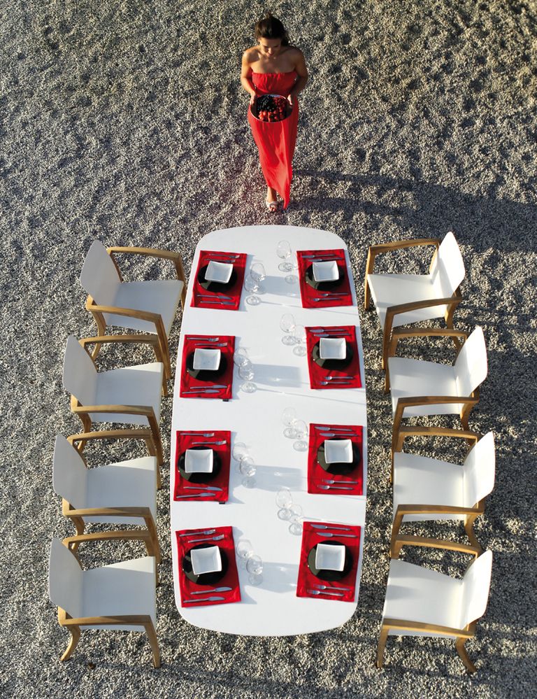 <p>De la colección <i>Zidiz,</i> mesa de Corian, desde 3.599 €, y sillas, desde  659 €/cu, de Royal Botania. </p>