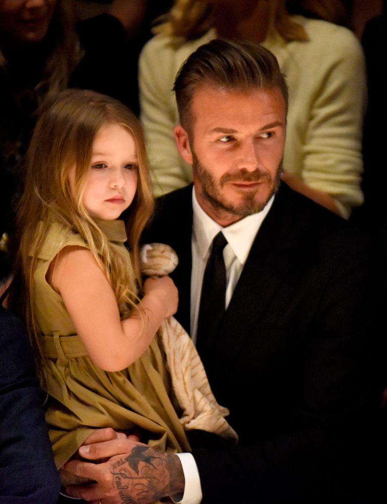 <p>Una de sus últimas apariciones fue en el desfile de Burberry &quot;London in Los Angeles&quot;, donde le vimos con su hija Harper, muy elegante con un traje de chaqueta negro y camisa blanca.</p>