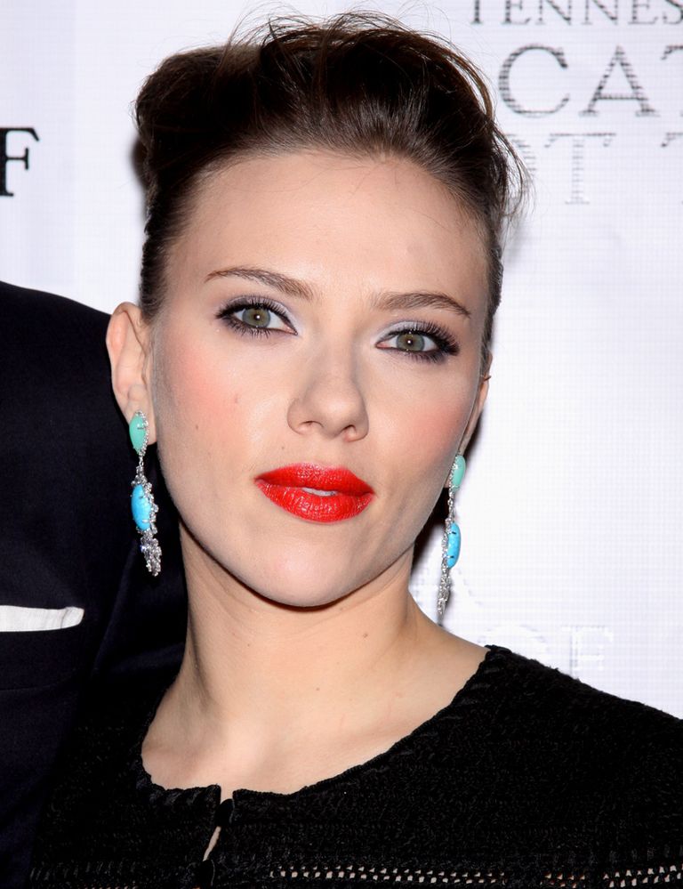 <p><strong>Scarlett Johansson</strong> no tiene miedo a combinar el suave tono malva de su sombra de ojos con un potente toque de rojo en los labios.&nbsp;</p>