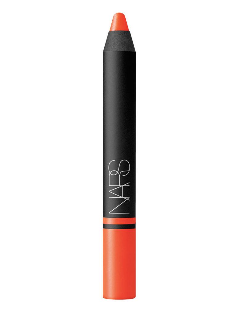 <p>'Satin Lip Pencil' (25,65 €), de <strong>Nars</strong>. En el tono 'Timanfaya'.</p>