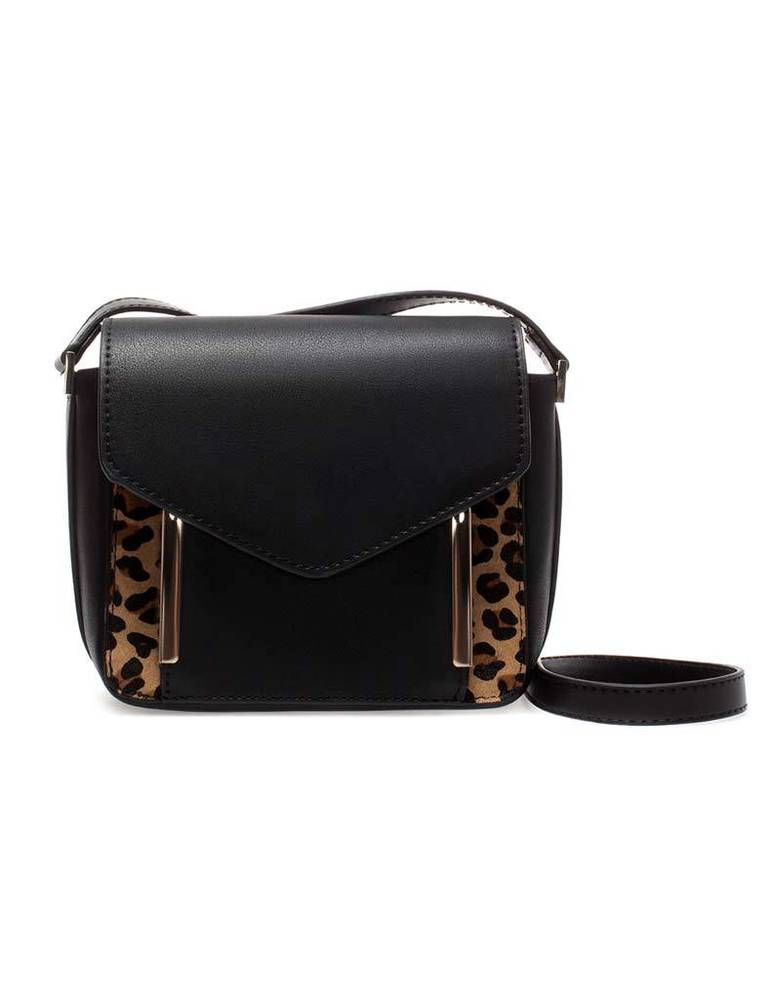 <p>Con 'print' de leopardo, de <strong>Zara.</strong></p>