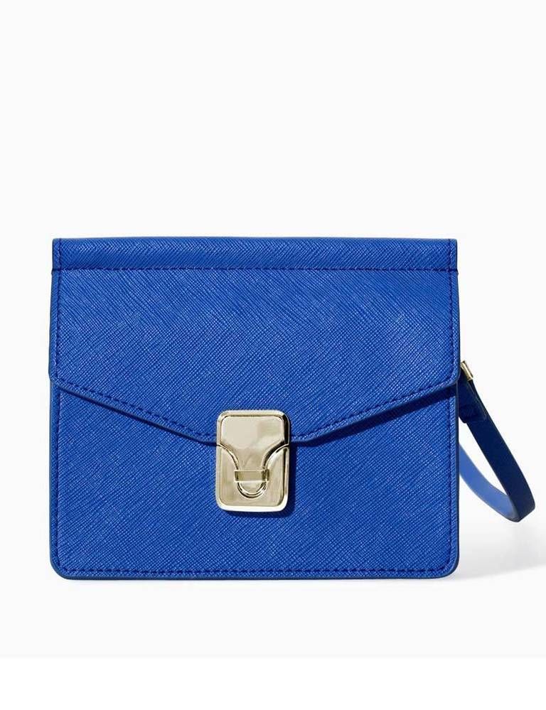 <p>En tamaño mini y color azul klein, de <strong>Zara</strong> (17,95 €).</p>