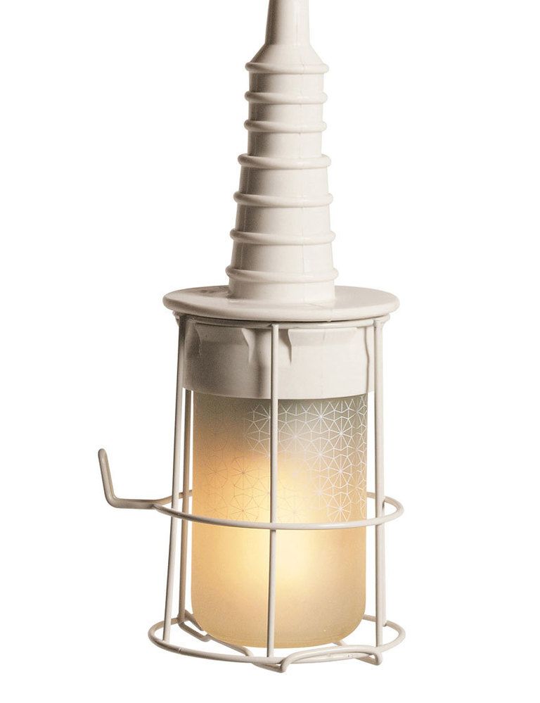 <p>De metal esmaltado es la lámpara <i>Ubiqua,</i> de Seletti, 78 €.</p>