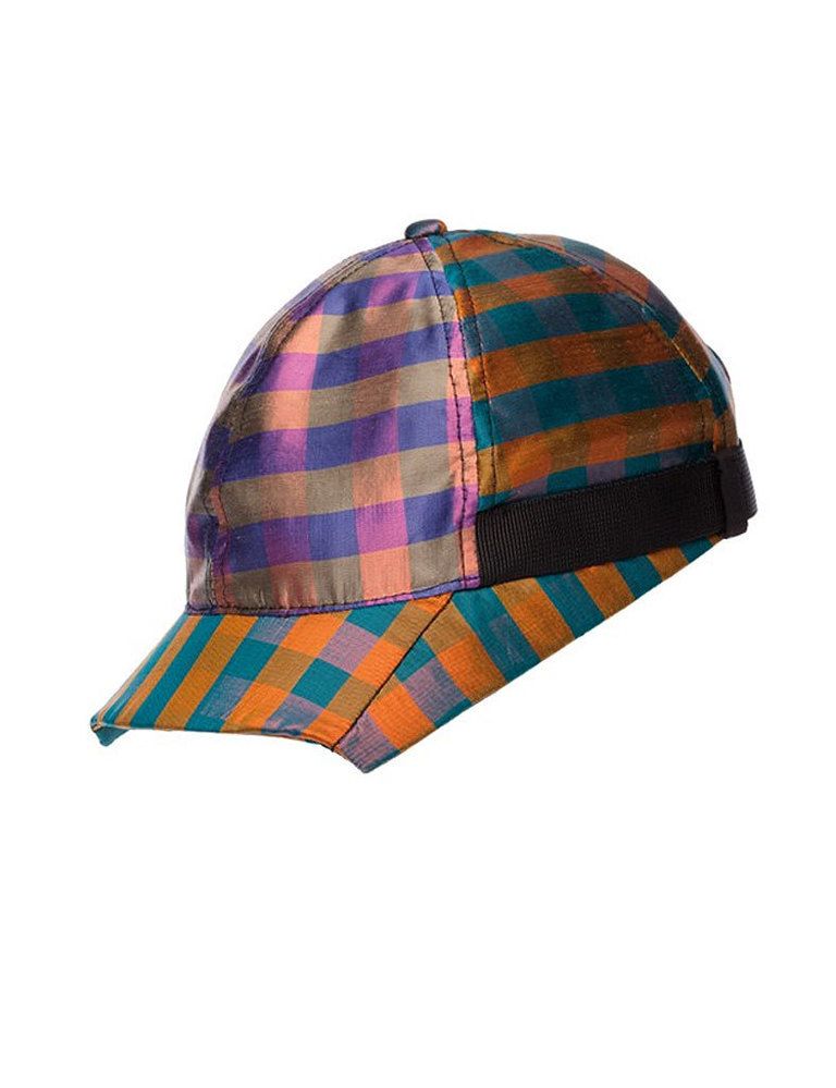 <p>Original gorra de cuadros con un estampado en brillo, de <strong>Bimba y Lola</strong> (14 €).</p>
