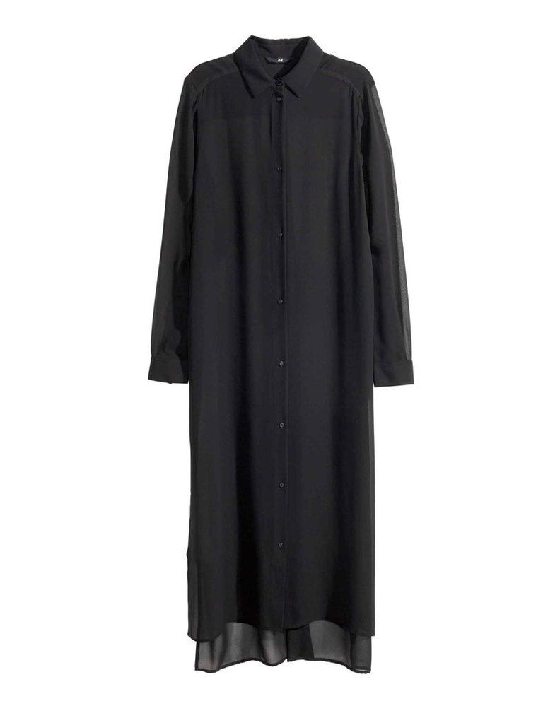 <p>Este vestido camisero negro es perfecto como vestido. <strong>Es de H&amp;M</strong>, 19,99 €.</p>
