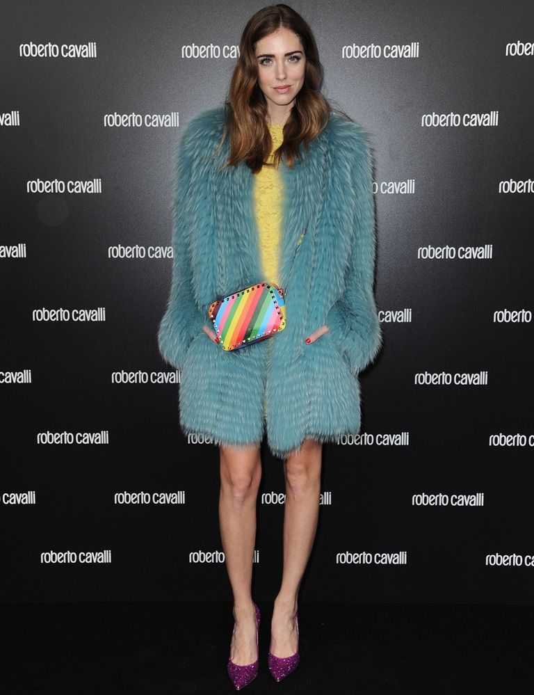 <p>La 'it girl'&nbsp;<strong>Chiara Ferragni</strong> combinó su abrigo de piel azul con un minivestido amarillo, salones glitter morados y bolso de rayas multicolor.</p>