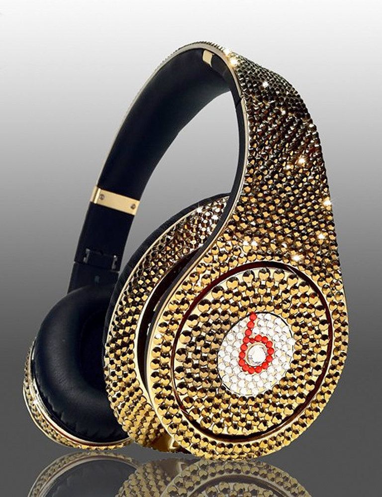 <p>Bañados en oro de 24 quilates y cubiertos con cristales de Swarovski, estamos ante uno de los auriculares más exclusivos que puedas encontrar. Fabricados por la prestigiosa firma Beats by Dr. Dre, además de lujo ofrecen una calidad de sonido impresionante. Cuestan en torno a 2.100 euros.</p>
