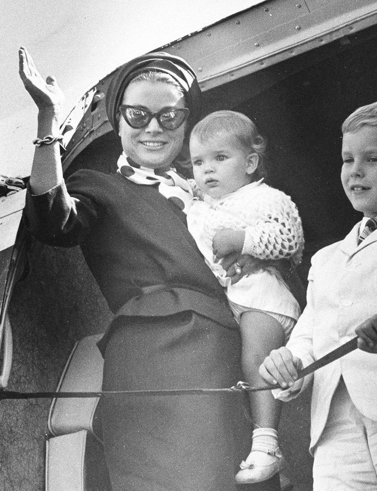 <p>En el año 1958 impacta llevando las gafas de sol modelo 'cat eyes' y turbante. El uniforme de muchas bloggers de nuestro siglo.</p>