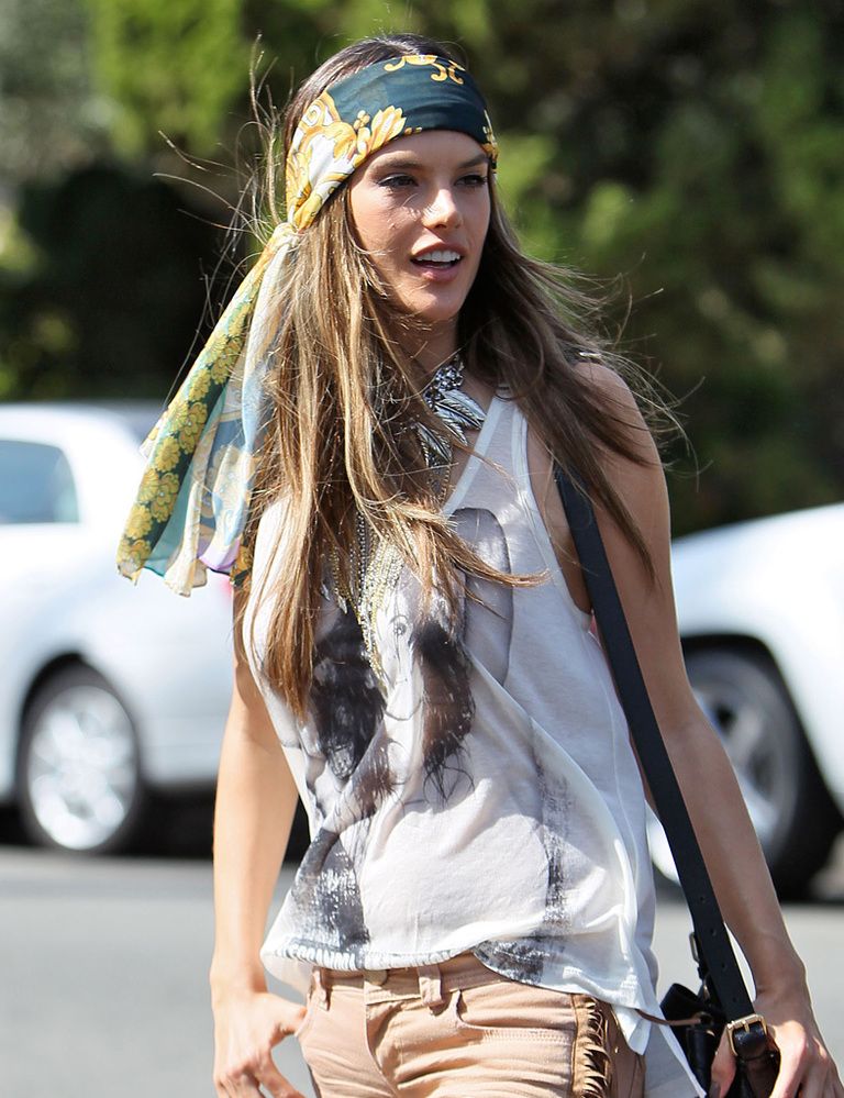 <p>La 'top' <strong>Alessandra Ambrosio</strong> apuesta por el look bohemio con un pañuelo estampado anudado sobre una melena lisa. </p>