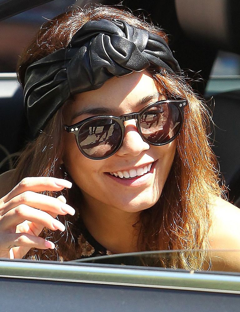 <p>A simple vista estas gafas negras redondas que luce&nbsp;<strong>Vanessa Hudgens</strong> pueden parecer de lo más sencillas, pero el toque de las estrellas doradas le dan un giro muy chic.&nbsp;</p>