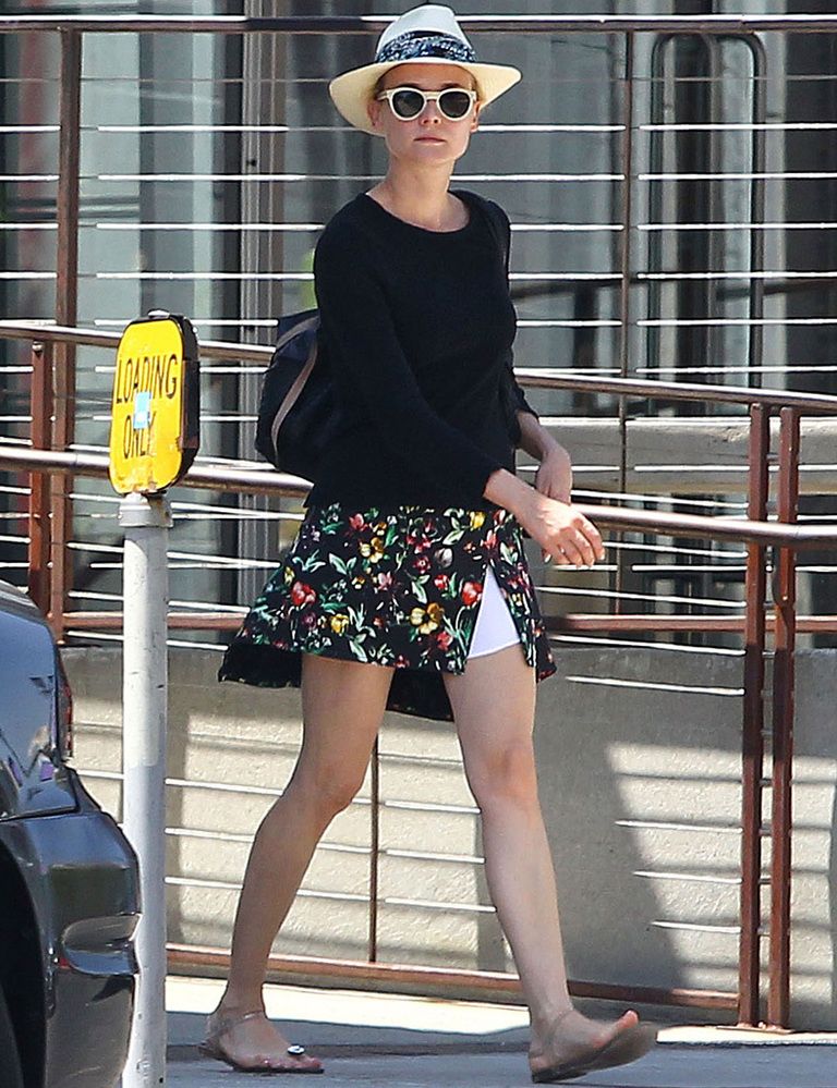 <p><strong>Diane Kruger</strong> también se apunta a las flores con su minifalda que combina con un top negro, sandalias nude y sombrero.</p>