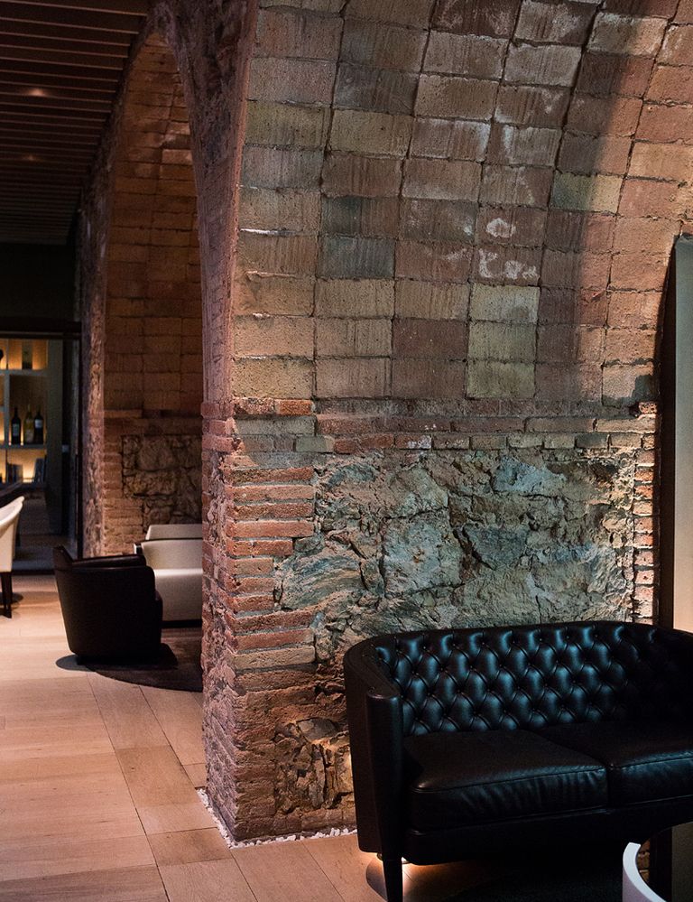 <p>
Una de las dos zonas del <strong>lounge bar</strong> conserva las piedras y los ladrillos de la casa burguesa del siglo xix  sobre la que se levanta el hotel.<br /> </p>