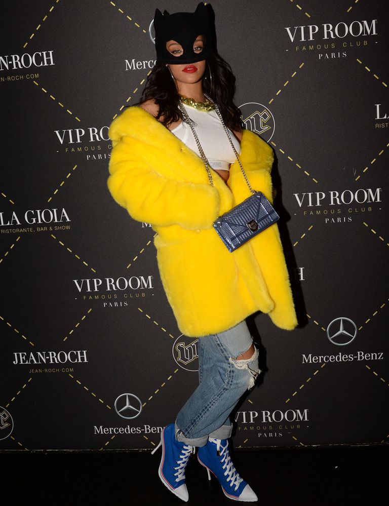 <p>En este look <strong>Rihanna</strong> es una mezcla entre un disfraz de Piolín y Cat Woman. Los botines en azul y blanco con cordones tampoco tienen desperdicio.&nbsp;</p>