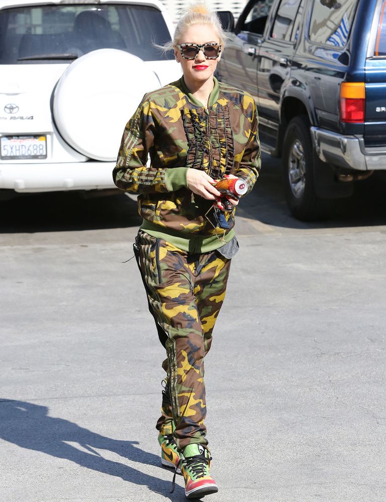 <p><strong>Gwen Stefani</strong> se ha dejado llevar demasiado por la fiebre del print militar al lucir este chándal con...¡chorreras!</p>