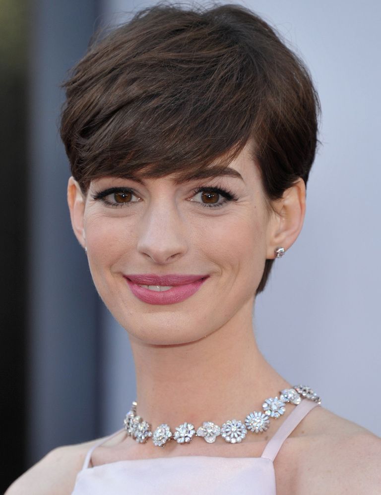 <p>Del look de<strong> Anne Hathaway</strong> nos ha conquistado su gargantilla de <strong>Tiffany &amp; Co</strong> que caía sobre la espalda.&nbsp;</p>