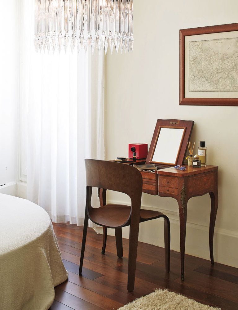 <p>Esta coqueta zona de tocador ocupa uno de los rincones del dormitorio. La mesa Luis XV se adquirió en un mercadillo de antigüedades y la silla es un diseño de Jean-Marc Gady. En la pared, un mapa vintage de Siberia.</p>