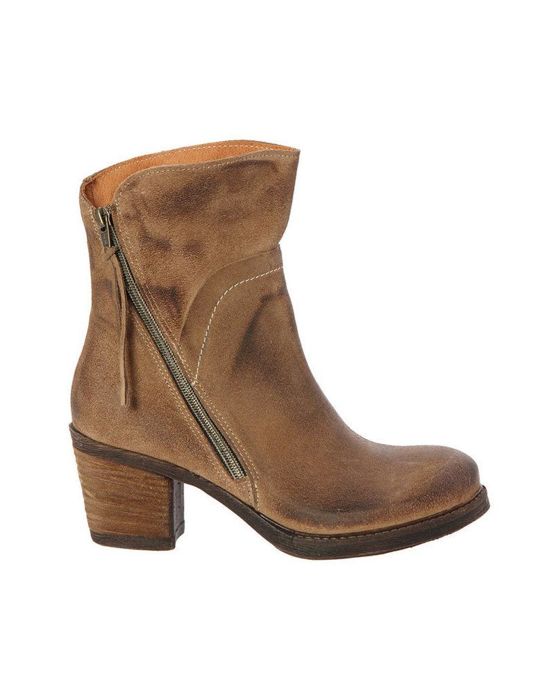 <p>Botas de piel vuelta estilo campero con tacón y cremallera lateral. Perfectos para un vestido blanco estilo ad lib. <a href="http://www.elarmariodelatele.com/armario/exe/botas-de-piel-camperas/14610" target="_blank"><strong>Son de Exe para El Armario de la tele.</strong></a></p>