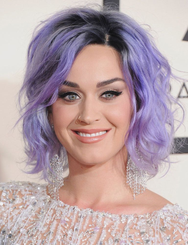 <p>El pelo de <strong>Katy Perry</strong> da para hacer una galería entera. A la cantante le fascina cambiar de 'look' capilar cada dos por tres y no conoce límites. </p>