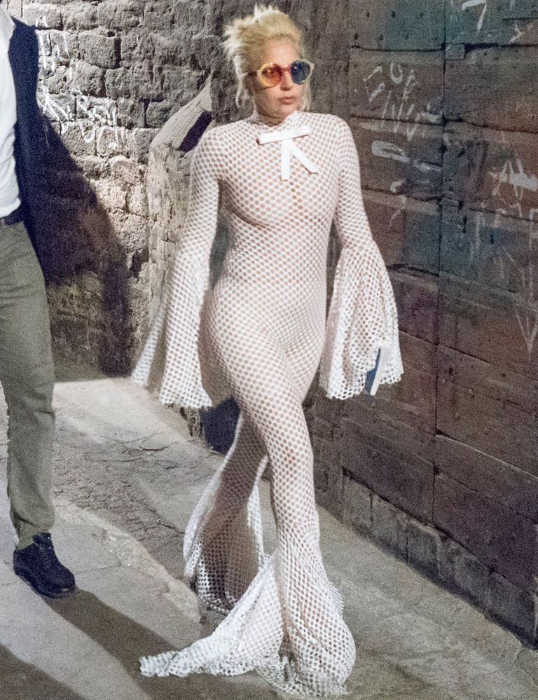 <p>En cambio <strong>Lady Gaga</strong> ha vuelto a hacer de las suyas al enfundarse este mono de malla blanca de<strong> Andrés Sardá</strong> y unas gafas con cristales bicolores. Demasiado incluso para ella.</p><p>&nbsp;</p><p>&nbsp;</p>