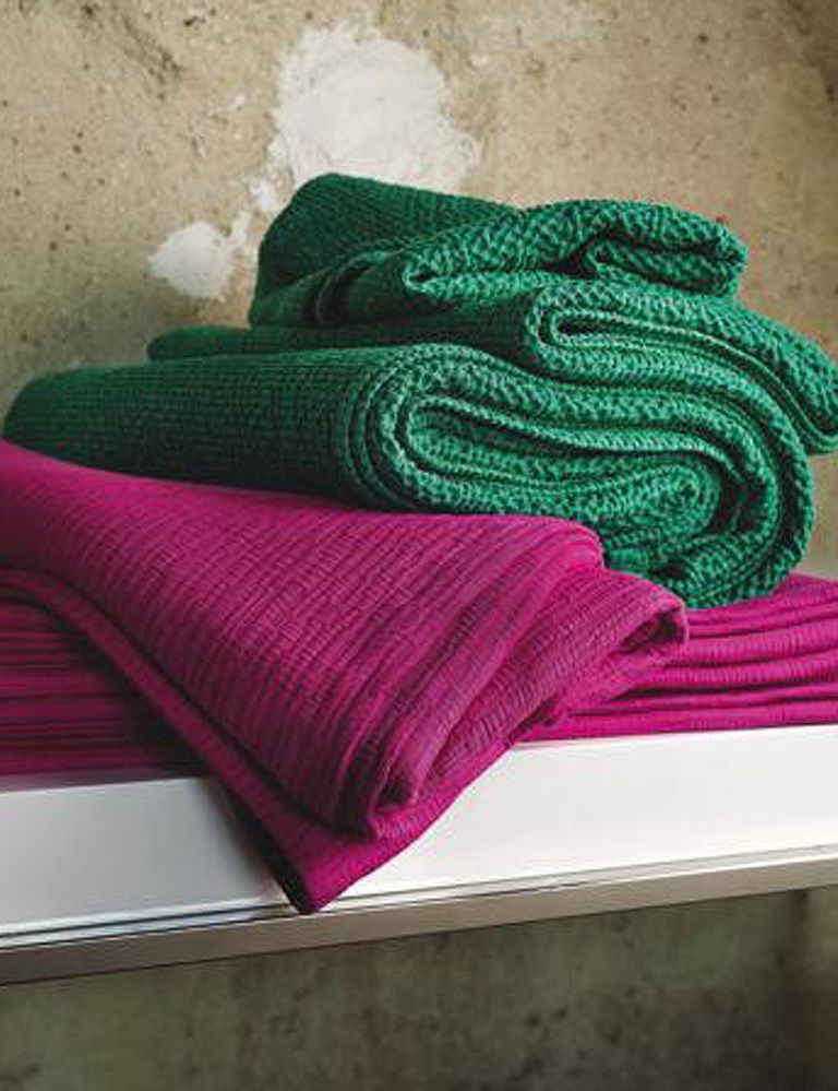 <p>Lleva a tu cama los tonos de la naturaleza: el verde y el púrpura. Colcha Snake (119 €) y colcha Wood (139 €), ambas para camas de 150 cm pero disponibles en más medidas.</p>