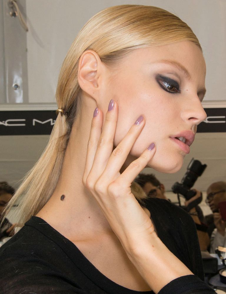 <p><strong>Elie Saab</strong> apuesta por el lila en las uñas: combínalo con un maquillaje dramático y tendrás un perfecto look <i>beauty</i> para noches de fiesta.</p>