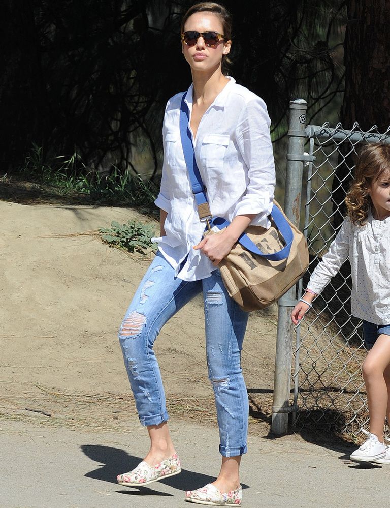 <p>Mismo calzado con diferente outfit. <strong>Jessica Alba</strong> nos enseña como combinar este calzado en diferentes looks, esta vez con jeans, camisa blanca y bolso bandolera. Básica y chic.&nbsp;</p>
