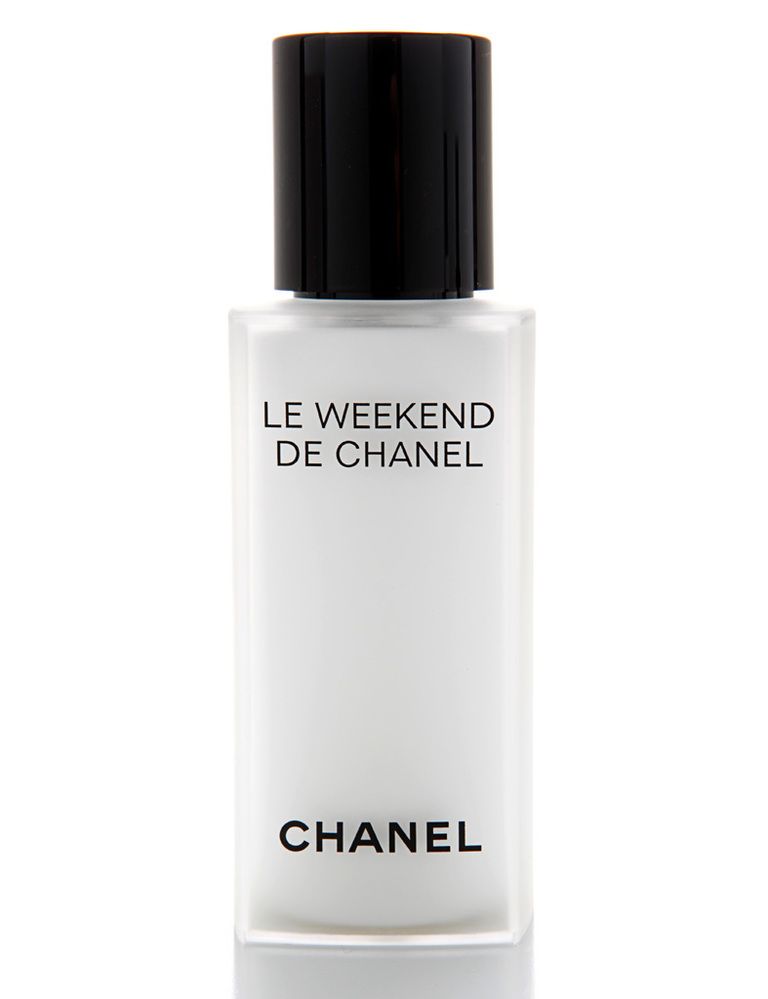 <p>'Le Weekend' (90 €) de <strong>Chanel</strong>. Se utiliza un día a la semana, mañana y noche, para calmar la piel y exfoliarla. Con ácido glicólico y agua de rosas (disponible a partir del 16 de agosto).</p>