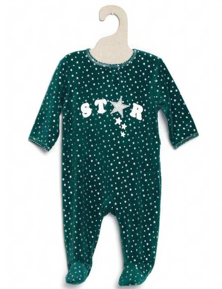 <p>Pijama de terciopelo verde con letras, de <a href="http://www.kiabi.es/pijama-de-terciopelo-para-bebe-con-estampado-de-estrellas-plateadas-bebe-nina_P375320" title="Kiabi" target="_blank">Kiabi</a> (9,99 €).</p>