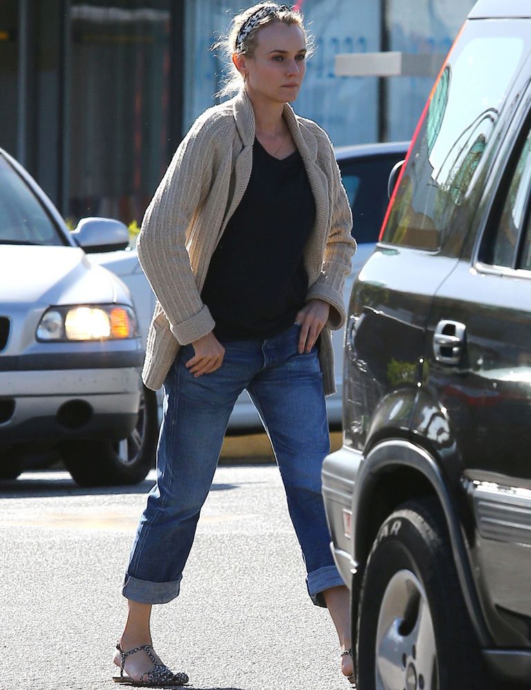 <p>A <strong>Diane Kruger</strong> le sienta bien cualquier modelo, pero nosotras nos quedamos con esto boyfriend que luce con camiseta negra, chaqueta de punto y sandalias.&nbsp;</p>
