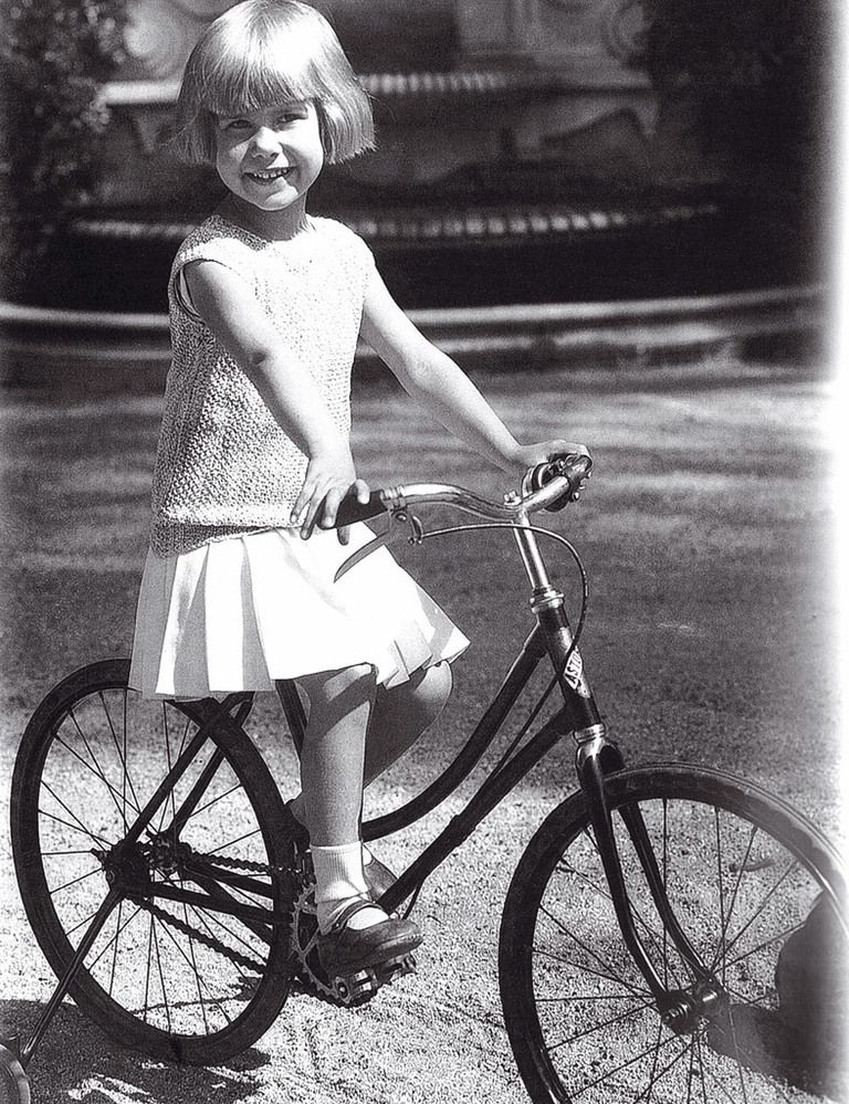 <p>Una tierna imagen de cuando era niña montando en bicicleta.&nbsp;Nació el 28 de marzo de 1926 en Madrid.</p>