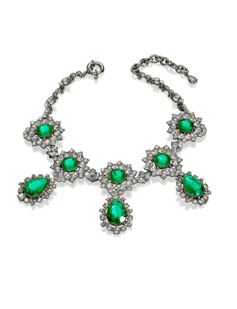 <p>Collar de Anna Dello Russo para H&amp;M con piedras verdes (39,95 euros).</p>