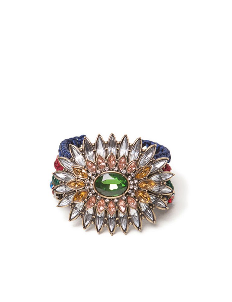 <p>Pulsera de cadena de broche en forma de flor, en diferentes tonos de Zara (17,95 euros).</p>