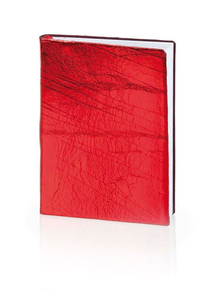 <p>Agenda con tapas de cartón en rojo (15,99 euros) de <strong>Zara</strong>.</p>