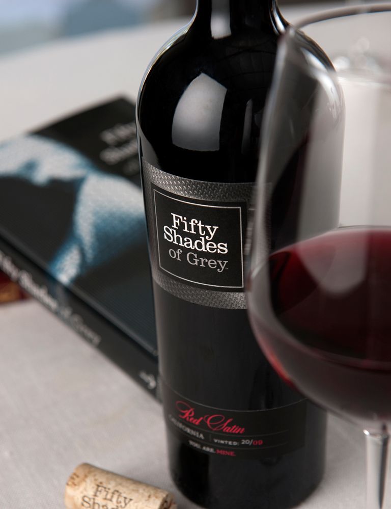 <p>&nbsp;</p><p>E.L. James, la autora del libro, también <strong>se ha atrevido a crear un vino tinto (Red Satin) y un blanco</strong> (White Silk) inspirados en Fifty Shades of Grey. Cuestan 14,66 € y puedes encontrarlos en <a href="http://www.fiftyshadeswine.com" target="_blank">fiftyshadeswine.com</a></p><p>&nbsp;</p>